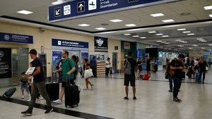 Gran operativo en el aeropuerto de Bariloche por presunta trata de personas: cuántos detenidos hubo