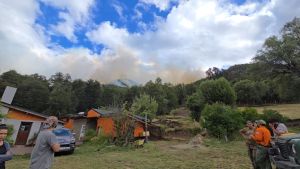 Incendio al sur de Bariloche: el fuego avanzó hacia Cascada Los Alerces y coordinan estrategias de evacuación