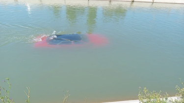 Manejaba ebrio y terminó adentro del canal en Roca. Foto: gentileza
