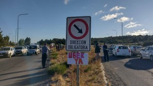 Choferes de Uber y Cabify de Bariloche protestan en el aeropuerto y exigen el cese de persecuciones