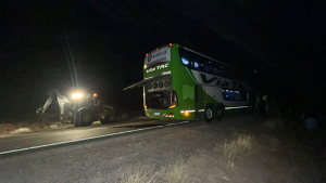 Un colectivo que salió de Bariloche se rompió, mandaron otro y también se averió: hay 20 pasajeros varados cerca de El Chocón
