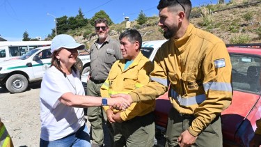 El 9 de enero, Patricia Bullrich estuvo en Bariloche y recorrió la zona de los icnendios del parque nacional Nahuel Huapi. Archivo/Chino leiva