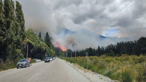 Incendios en Epuyén: el fuego ya arrasó con 2700 hectáreas y este sábado priorizan resguardar las casas