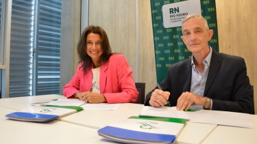 La secretaria de Energía de Río Negro, Andrea Confini, firmó los acuerdos con Alfredo Bonatto, de Petróleos Sudamericanos. Gentileza