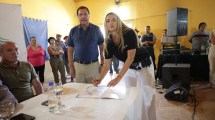 Imagen de Firmaron los contratos para repavimentar la Ruta 6: «Es una verdadera ruta de integración provincial», dijo Weretilneck