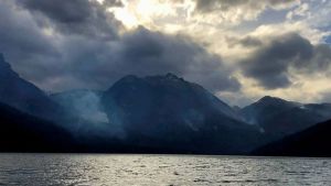 Incendio al sur de Bariloche: el fuego cruzó el río Manso Medio y avanza sin control
