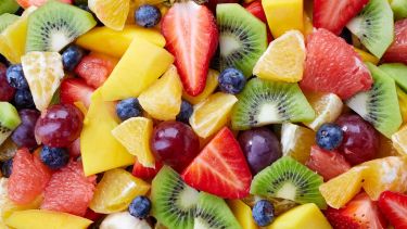 Adoptar una alimentación basada en frutas y otros productos naturales es un paso sencillo y eficaz hacia una vida más saludable y equilibrada.