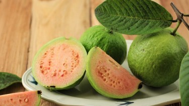 Además de sus propiedades relajantes, esta fruta tropical aporta beneficios para la salud muscular y cardiovascular, ayudando al cuerpo a relajarse antes de dormir.