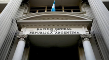 Imagen de Avanza la competencia de monedas: el Banco Central habilita pagos en dólares con tarjetas de débito y QR