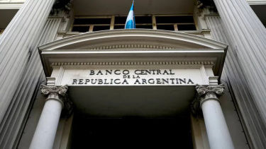 Avanza la competencia de monedas: el Banco Central habilita pagos en dólares con tarjetas de débito y QR