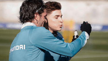 Julián Álvarez festejó su cumpleaños con Rodrigo De Paul en el entrenamiento del Atlético de Madrid. (Foto: @Atleti)