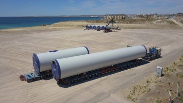 El 9 de enero iniciaron los traslados de los tramos de las torres y otros componentes para el parque Aluar. Foto: gentileza Aluar. 