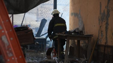 Incendio en pleno centro de Roca. Foto: Juan Thomes