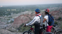 Imagen de A la luz de la luna: una propuesta de cicloturismo en Neuquén para el día de los enamorados