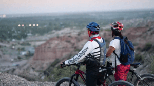 A la luz de la luna: una propuesta de cicloturismo en Neuquén para el día de los enamorados