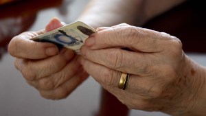 A los 73 años pidió arrancarse el apellido de su papá, que la abandonó de niña en Neuquén