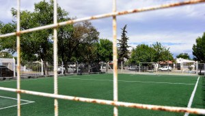 Por qué el gobierno no hará denuncia penal por las canchas de césped sintético en Neuquén