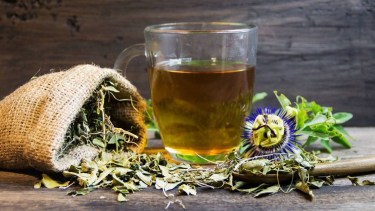 La pasionaria contiene componentes activos como los flavonoides, que actúan directamente sobre los receptores cerebrales, ayudando a reducir el estrés y proporcionando una sensación de calma. 