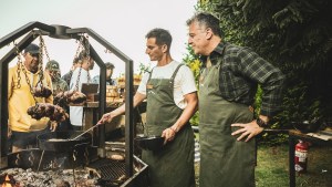 Cocina con amigos e historias de fuego de la mano del chef Pablo Buzzo en Bariloche