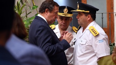 Weretilneck junto a la nueva cúpula de la Policía de Río Negro. Foto: Marcelo Ochoa.