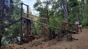 Advierten sobre la clausura de una pasarela que conduce a refugios de montaña en El Bolsón