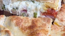 Imagen de ¡Para chuparse los dedos!: Tarta de hojaldre fácil de jamón, queso y huevos