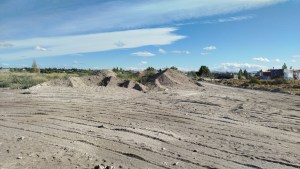 Una empresa cobró por la cancha y el césped, pero es un terreno baldío en Zapala