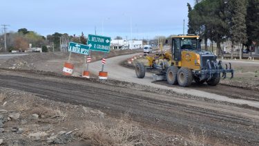 Las máquinas ya trabajan en la zona de la rotonda de Choele Choel y Vialidad promete terminarla. Foto: gentileza