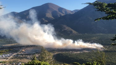 Los incendios en el basural son recurrentes: Los barrios cercanos padecen el humo y los olores. (archivo)