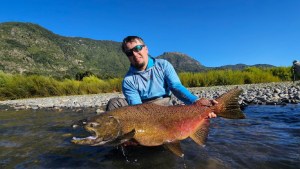 Pesca en Chile: La emocionante captura del salmón Chinook del Pacífico, un monstruo luchador