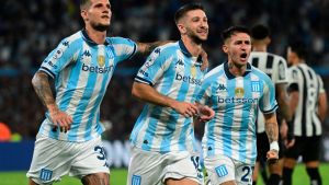 Racing le ganó 2-0 Botafogo y quedó a 90 minutos de ganar su primera Recopa