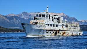 La historia del barco de Bariloche que estuvo diez años abandonado en Isla Victoria y finalmente fue remolcado