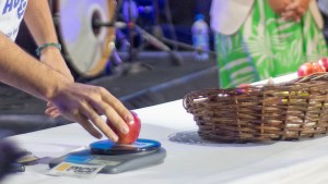 Fiesta de la Manzana 2025: el tradicional concurso del peso llega con novedades