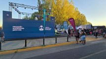 Imagen de Stand del Gobierno de Neuquén en la Fiesta de la Confluencia 2025 facilita información laboral y profesional