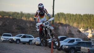 Tomás Moyano brilló con un doblete en el Coliseo de la Barda por el Supercross neuquino