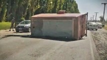 Imagen de Un food truck se desprendió en Cipolletti y llenó de aceite la Ruta 65: hubo demoras en el transito