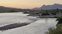 Imagen de Búsqueda de Mirta en Chos Malal: el poco caudal del río Neuquén complica el operativo en el día tres