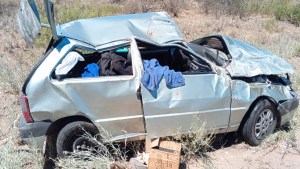 Vuelco fatal en la Ruta 151: viajaban desde Neuquén a Mendoza y perdieron el control del auto