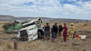 Video | Volcó un camión en la bajada del Collón Cura, sobre la Ruta 237: el conductor fue hospitalizado