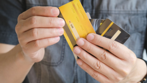 Tarjetas de crédito doradas: todos los costos de renovación y mantenimiento en febrero 2025