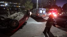 Imagen de Choque y vuelco en pleno centro de Neuquén: qué se sabe del hecho y cuál es el estado de los heridos