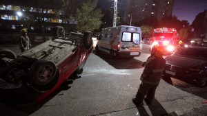 Choque y vuelco en pleno centro de Neuquén: qué se sabe del hecho y cuál es el estado de los heridos