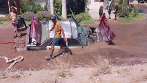 Cayó a un enorme pozo tapado por agua en Neuquén: «Ya es la tercera vez que se rompe el caño en menos de una semana»