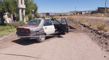 Imagen de El dramático relato del vecino que cayó a un pozo hecho por un caño roto en Neuquén: «El auto se clavó de frente»