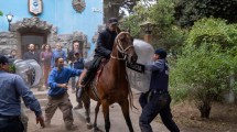 Imagen de Video | Tensión por los incendios en El Bolsón: llegaron con rebenques a la comisaría donde están los detenidos