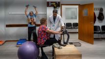 Imagen de Ayuda a recuperar fuerza y calma el dolor: la kinesiología es clave para pacientes con cáncer