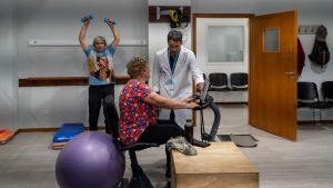 Ayuda a recuperar fuerza y calma el dolor: la kinesiología es clave para pacientes con cáncer