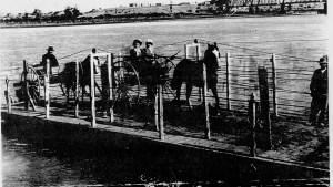 Pasar de la balsa al puente de Neuquén: la transición hace 88 años