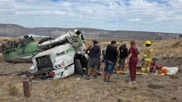 Cómo está el camionero que volcó en la bajada del Collón Cura, sobre la Ruta 237 de Neuquén
