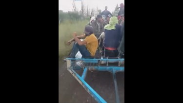 Los "tucumanos tirados en Chimpay" denuncian que los desvincularon tras una denuncia. Gentileza.